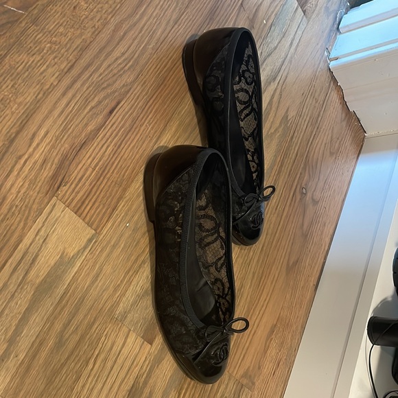 Chanel lace and patent toe black classic flats - Picture 2 of 4